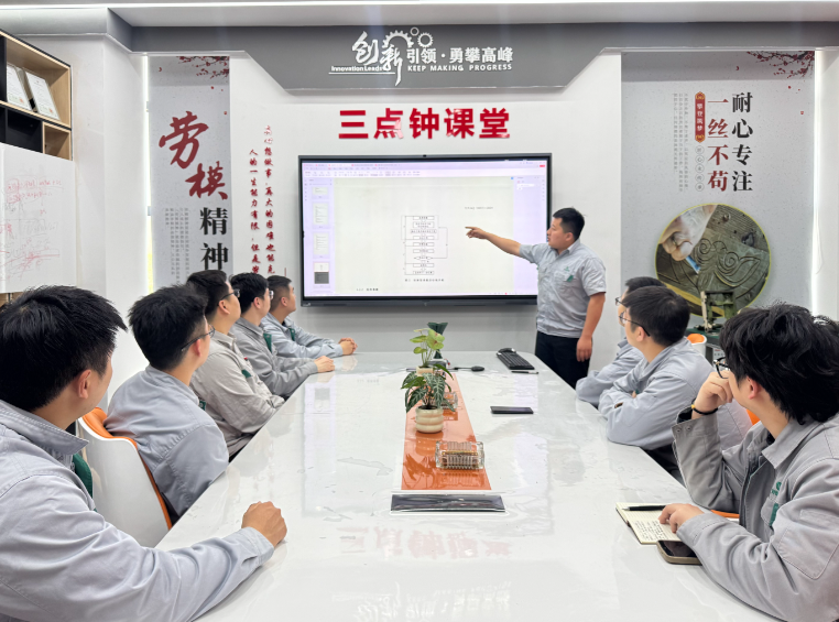 安徽中烟阜阳卷烟厂团委雷锋月活动纪实